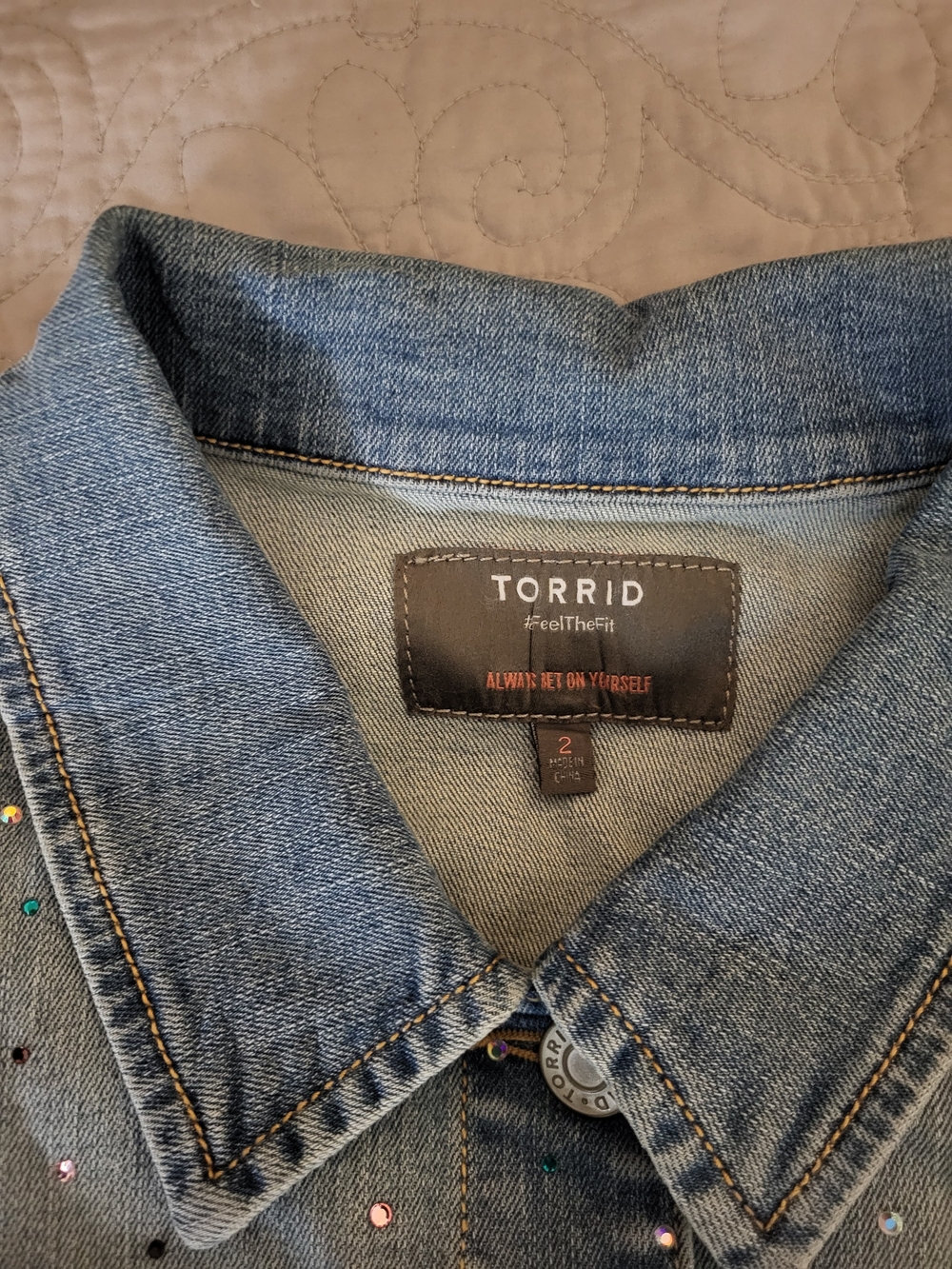 torrid 2x Light Wash Denim Vest with Multicolor Studs nwot - Picture 5 of 5
